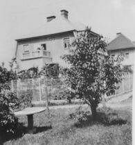 Melitta Urbancic mit ihren Kindern auf dem Balkon - 1938