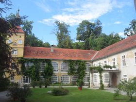 Schlosshof mit Turm - Laukhardt 2011