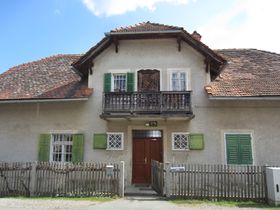 Mittelbau mit Fenstergittern und Dachausbau