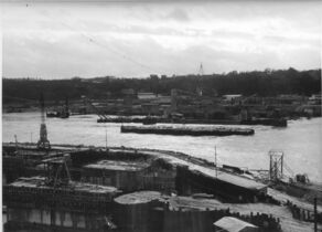 Baustelle mit Baugrube in der Donau - 1950er Jahre